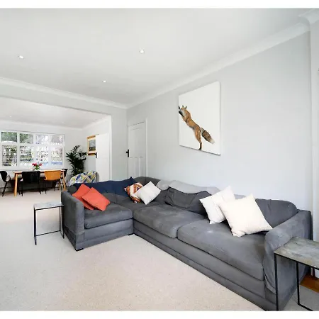 Villa 4Br House Minutes From Transport & Attractions